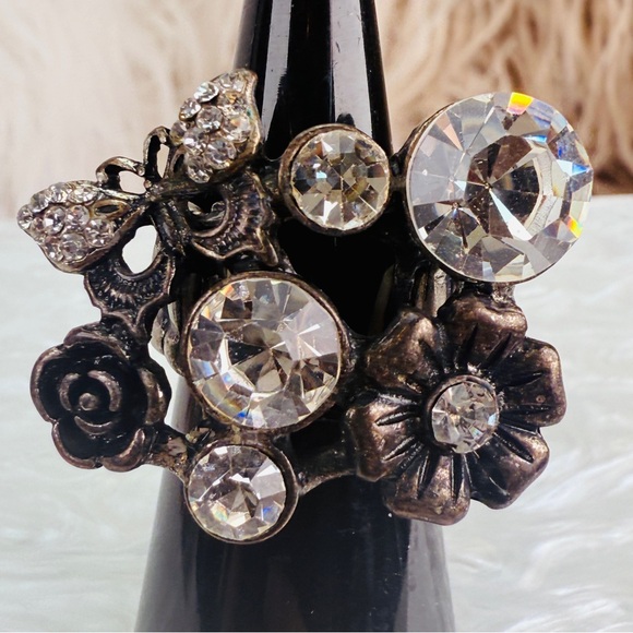 Beautiful, super bling, butterfly statement, adjustable, stretch ring - Picture 3 of 7